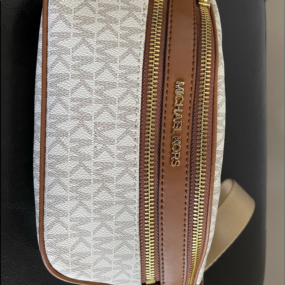Michael Kors Kenly Small Crossbody Waist Signature